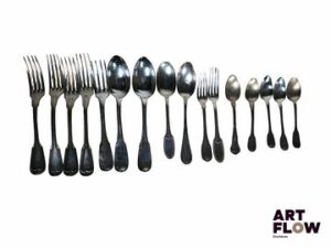 Partie de service dépareillé en argent à décor de filets, de perles et de rinceaux Comprenant onze pièces dont - Deux cuillères et une fourchette Dehanne en argent 950/1000 à poinçon à tête de vieillard - Une cuillère à dessert et deux cuillères à café en argent 925/1000 à poinçon Minerve - Une fourchette à dessert à dessert en argent 925/1000 à poinçon Minerve et poinçon d'orfèvre Olier et Caron - Une cuillère à dessert et une fourchette à dessert en argent 925/1000 à poinçon Minerve et poinçon d'orfèvre Louis Coignet - Deux cuillères à café en argent 800/1000 à poinçon Minerve à cadre rond et tonneau On y joint quatre fourchettes et une cuillère à dessert en métal argenté Poids net : 460,17 g