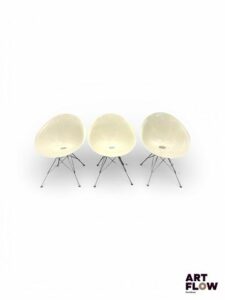 Philippe STARCK (Né en 1949) pour KARTEL Réunion de 6 chaises modèle "Eros" en plastique moulé crème, piètement en métal chromé. Marqué au revers H. 82,5 x L. 62 cm Petites rayures d'usage