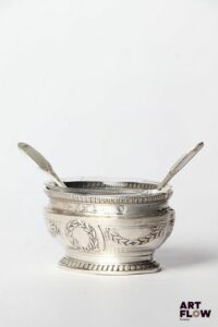 PUIFORCAT Salière et deux cuillères en argent, de style néo-classique. la salière a fond de verre. Poids brut total : 68,19