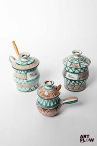 Robert PICAULT (1919-2000) Ensemble de 3 céramiques émaillés à décor géométrique comprenant : - 2 pots à olives (H. 15 cm) - 1 moutardier (H.13 cm) Signées sous la base
