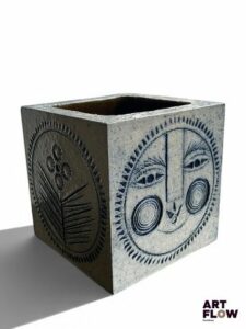 Roger CAPRON (1922-2006) Cache pot carré en grès émaillé grand feu gris bleu à décor incisé de soleil et de fleurs stylisés. Signé du cachet sous la base. H. 15 x L. 14 x P. 14 cm Eclats mineurs (base et face supérieure) Nous exprimons notre gratitude à la famille Capron pour son éclairage.