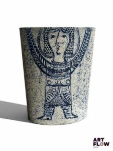 Roger CAPRON (1922-2006) Modèle "Ellipse" Vase de forme elliptique à trois compartiments en grès grand feu émaillé gris bleu à décor incisé figurant un personnage féminin levant les bras. Signé du cachet Capron Vallauris France Dimensions : H. 31,5 x L.23 x P. 10,5 cm Egrenures à la base du vase (voir photos) Nous exprimons notre gratitude à la famille Capron pour son éclairage.