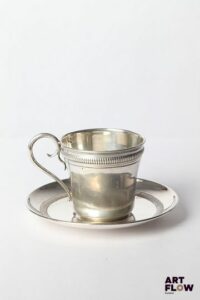 Tasse et sous tasse en argent (Minerve), à décor d'une frise guillochée. Poinçon de maître Gaston Bardiés, 1897/1914, 13 rue des Fontaines, Paris Poids total : 100,65 gr