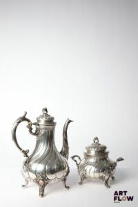 Théière et sucrier en argent (poinçon Minerve) à côtes torses, posant sur pieds légèrement galbés, les anses, frétels et bec verseur ornés de feuilles d'acanthe. Poids brut total : 1077,06