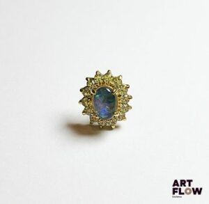 Boucle d'oreille en or jaune centrée d'une opale Poids brut : 1,42 gr