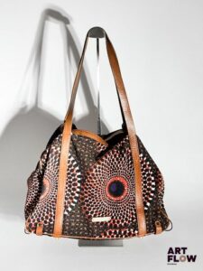 BURBERRY Sac à main en tissu imprimé, bijouterie en métal doré, fermeture par bouton pression. Dimensions : H. 28 x L. 37 cm Usures aux angles