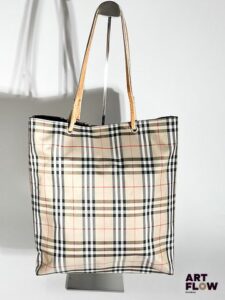 BURBERRY Sac cabas en toile Burberry Check et cuir beige, fermeture par bouton pression. Dimensions : H. 32 x L. 29 cm En l'état