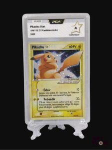 Carte Pokémon Pikachu Gold Star 104/110 EX gradée PCA A. Série du bloc EX : Fantômes Holon (HP). Carte en état Authentique (PCA A) En français.