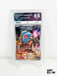 Carte Pokémon Wobbuffet (Qulbutoké) AR 103/098 gradée Pure Grading 9.5. Série du bloc Écarlate & Violet : S&V Glory of Team Rocket. Carte en état Mint (Pure Grading 9.5) En japonais.
