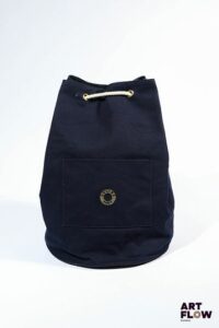 CELINE Sac sceau en tissu bleu marine. Fermeture par cordon. Intérieur en cuir. Signé. H. 42 cm x L. 30 cm environ Petites taches et marques d’usage