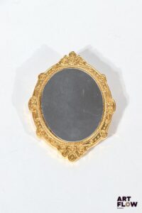 CHANEL Broche miroir en métal Doré. Signée 7,5 x 5,5 cm