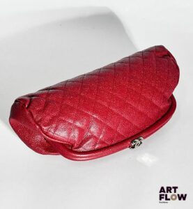 CHANEL Circa 2008 Pochette Timeless matelassée en cuir rouge, bijouterie en métal argenté, fermeture clipsée orné du monogramme Chanel. Modèle de Soldes Dimensions : H. 16 x L. 28 cm