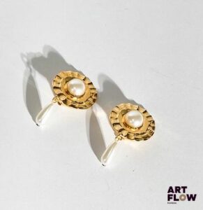 CHANEL Paire de clips d'oreilles en métal doré et ornés de perles d'imitation. Diamètre : 3 cm