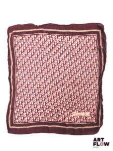 CHRISTIAN DIOR Foulard oblique dans les tons bordeaux Dimensions environ 75 x 75 cm Usures (voir photos)