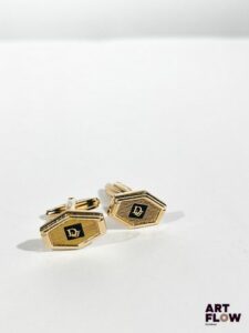 Christian DIOR Paire de boutons de manchette en métal doré Boutons de manchette : 2 x 1,5 cm env. On y joint une pince a cravate