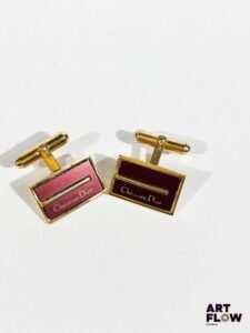 Christian DIOR Paire de boutons de manchette et pin's en métal doré Boutons de manchette : 2 x 1,2 cm env.