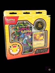 Coffret Collection journée Pokémon 2026 Pikachu "Pokémon Day", sorti à l'occasion du 30ème Anniversaire de la franchise Pokémon. Neuf scellé Coin endommagé (cf photos) En français