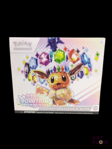 Coffret Pokémon scellé : Elite Trainer Box (ETB). Série du bloc Écarlate&Violet : Évolutions Prismatiques (EV 8.5). En français. Quelques légers trous dans le scellage (voir photos)
