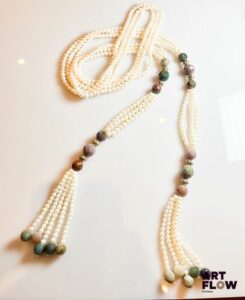 Collier lariat à trois rangs de perles, les extrémités ornées de perles de pierres dures se terminant en pampilles Longueur : 130 cm environ