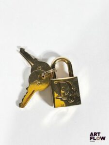 DIOR Cadenas et clés en métal doré H. 3,5 cm env On y joint un cadenas Dunhill en métal doré