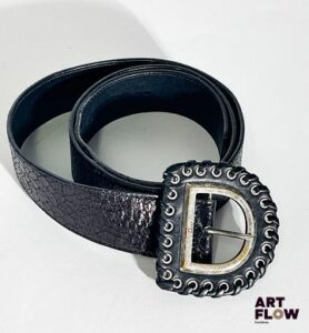 DIOR Ceinture en cuir, boucle en cuir et métal argenté. Dimensions : L. 101 cm