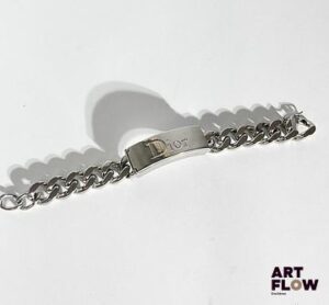 DIOR Gourmette en métal argenté, compartiment pour maquillage. Longueur : 20 cm Usures