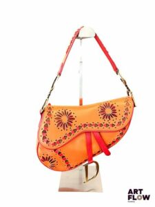 DIOR, par John Galliano Saddle Sac à main ou porté épaule en cuir orange à empiècements découpés contrastants Dimensions : 27 x 21 x 6 cm Avec boîte et dustbag très bon état général