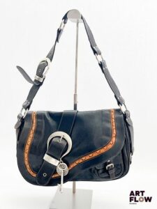 DIOR, par John Galliano Vers 2007 Gaucho Sac à main ou porté épaule en cuir marron et noir, bijouterie en métal argenté. Dimensions : 31 x 23 x 8 cm Belle patine d'usage. En l'état (patine, usures conformes à l'âge de la pièce) avec dustbag