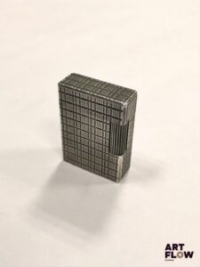 DUPONT Briquet en métal argenté à décor strié. Hauteur : 5 cm