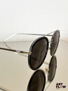 FENDI Paire de lunettes de soleil en résine et métal argenté, branche avec l'inscription FENDI.