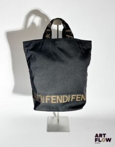 FENDI Sac cabas en tissu noir et impression de la marque, fermeture éclair. Dimensions : H. 33 x L. 36 cm