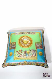 GIANNI VERSACE Très grand coussin en tissu mélangé à motif à l'antique sur fond vert et bleu 83 x 83 cm Traces d'usage (taches)