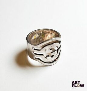 GUCCI Bague en argent à motif ajouré du logo de la marque Tour de doigt : 54 Poids : 7,33 gr Dans sa pochette et sa boîte