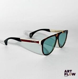 GUCCI Lunettes de soleil en résine blanche et écaille de tortue, branche avec l'inscription GUCCI verte et rouge. Dimensions : H. 5,5 x L. 14,5 cm