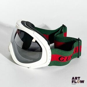 GUCCI Masque de ski en plastique blanc et élastique rouge et vert. Dimensions : H. 8 x L. 23 cm