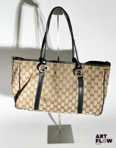 GUCCI Sac à main en toile GG Supreme, bijouterie en métal doré et argenté. Dimensions : H. 22 x L. 34 cm Tâches