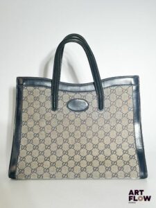 GUCCI Sac à main en toile monogrammée et cuir marron Dimensions : 28 x 36 x 15 cm Petites usures (voir photos)