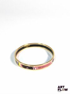 HERMES Modèle brides de gala Bracelet en plaqué or rose et émail. Diamètre : 6 cm Dans son pochon et sa boîte d'origine