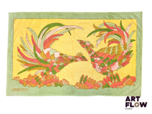 HERMÈS Paris Serviette de bain à décor d'oiseaux dans les tons jaunes orange et verts Dimensions : 90 x 140 cm Petits fils tirés