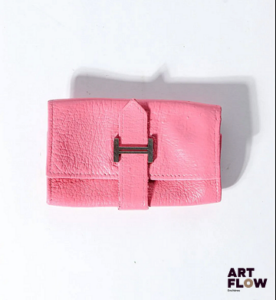 HERMÈS Porte clés en cuir rose Dimensions : 7 x 10 cm En l'état. Cuir repeint et odeur d'humidité