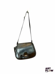 HERMÈS Sac besace à bandoulière en cuir lisse noir fermé par un rabat réhaussé du sigle de la maison Dimensions : 22 x 30 x 7 cm Usures : traces, taches, griffures, craquelures (voir photos)