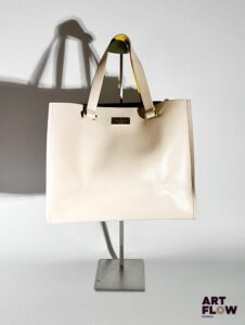 KATE SPADE Sac à main en cuir rose poudré, bijouterie en métal doré, fermeture éclair, garniture intérieure en cuir jaune. Dimensions : H. 26 x L. 31 cm Dégâts aux anses. En l'état