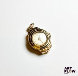 LIP Montre pendentif en or jaune 750/°° index appliqué, cadran non signé Poinçon d'orfèvre Lip au dos Poids brut : 8,36 gr