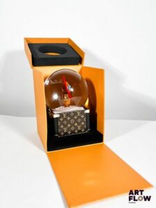 LOUIS VUITTON Boule à neige formant boîte à musique H 15 cm env. Dans son écrin