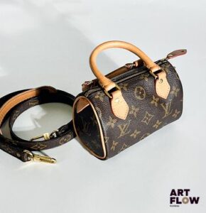LOUIS VUITTON Modèle Nano Speedy Circa 1994 Sac en toile Monogram et cuir beige, bijouterie en métal doré, fermeture éclair. Dimensions : H. 12 x L. 13 cm