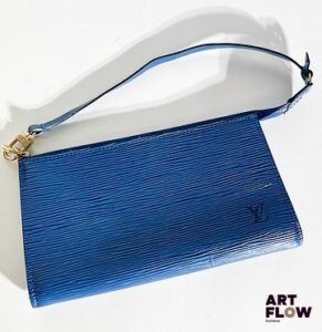 LOUIS VUITTON Pochette en cuir épi bleu, bijouterie en métal doré, fermeture éclair. Dimensions : H. 12 x L. 21 cm