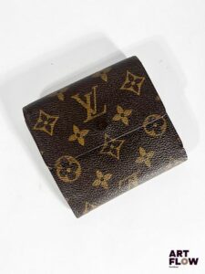 LOUIS VUITTON Porte-feuille porte-monnaie en toile Monogram Dimensions : 10 x 11 cm env. En l'état (usures et accidents, notamment internes)