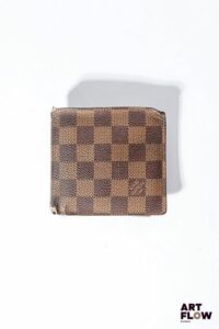 LOUIS VUITTON Portefeuille en toile enduite monogrammée Dimensions : 10 x 11 cm Usures