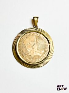 Médaille à l'effigie de Nefertiti, dans un médaillon en or jaune 585/°° Poids : 5,39 gr