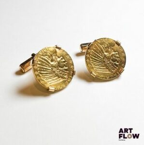 Paire de boutons de manchette en or jaune 750/°° ornés chacun d'une pièce de 5 Dollars américains 1915 Poids : 27,56 gr